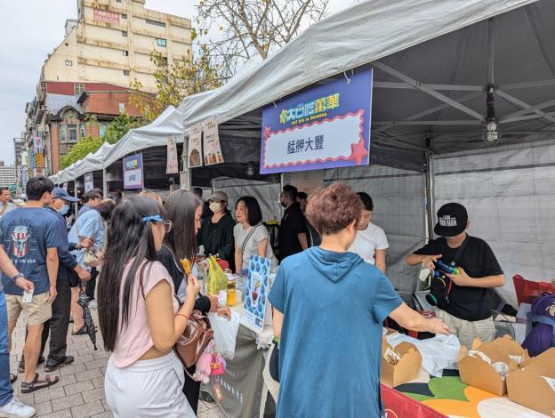 民眾遊逛「美食暨MIT市集」，吃喝購物一次到位！