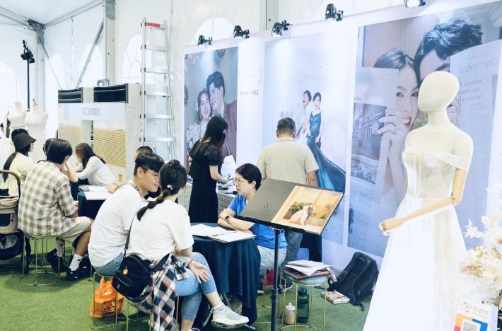 婚紗品牌齊聚，民眾於現場體驗一條龍式婚禮採購體驗。