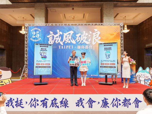 李泰興秘書長及李多慧與測驗結果合影