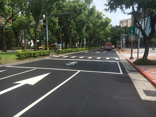 敦化北路慢車道