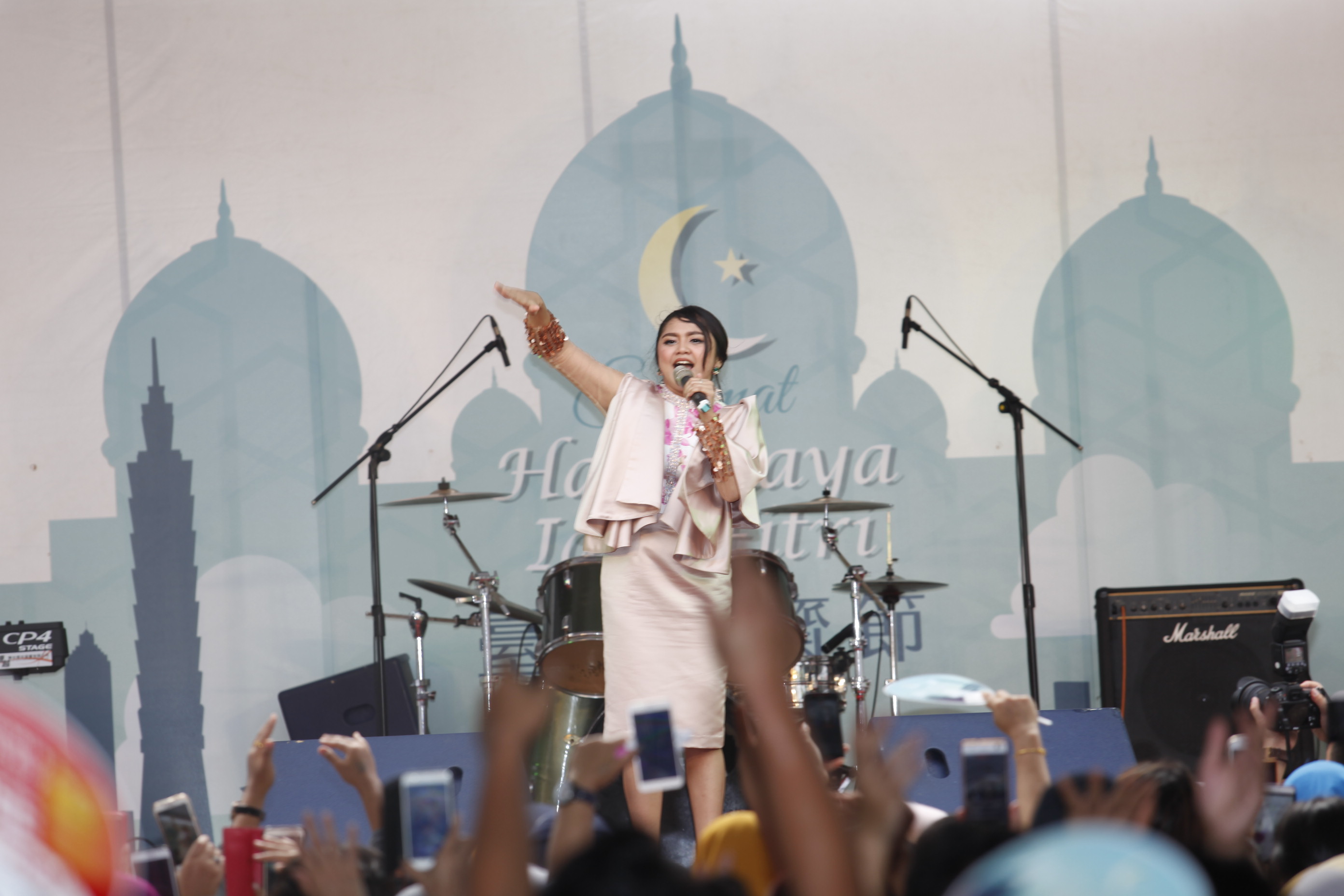 印尼知名藝人Septi Vhanesa登台開唱掀起高潮