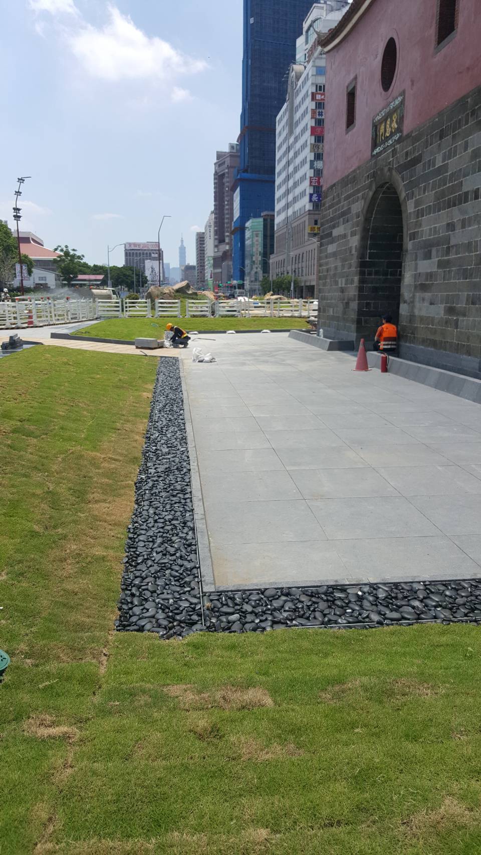 照片2.城門樓木門可啟閉的高度下降廣場