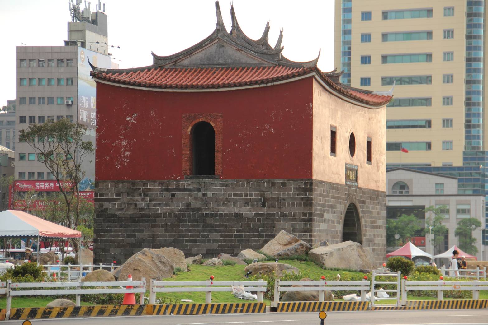 照片5. 忠孝西路北側遠觀北門及廣場景觀造景