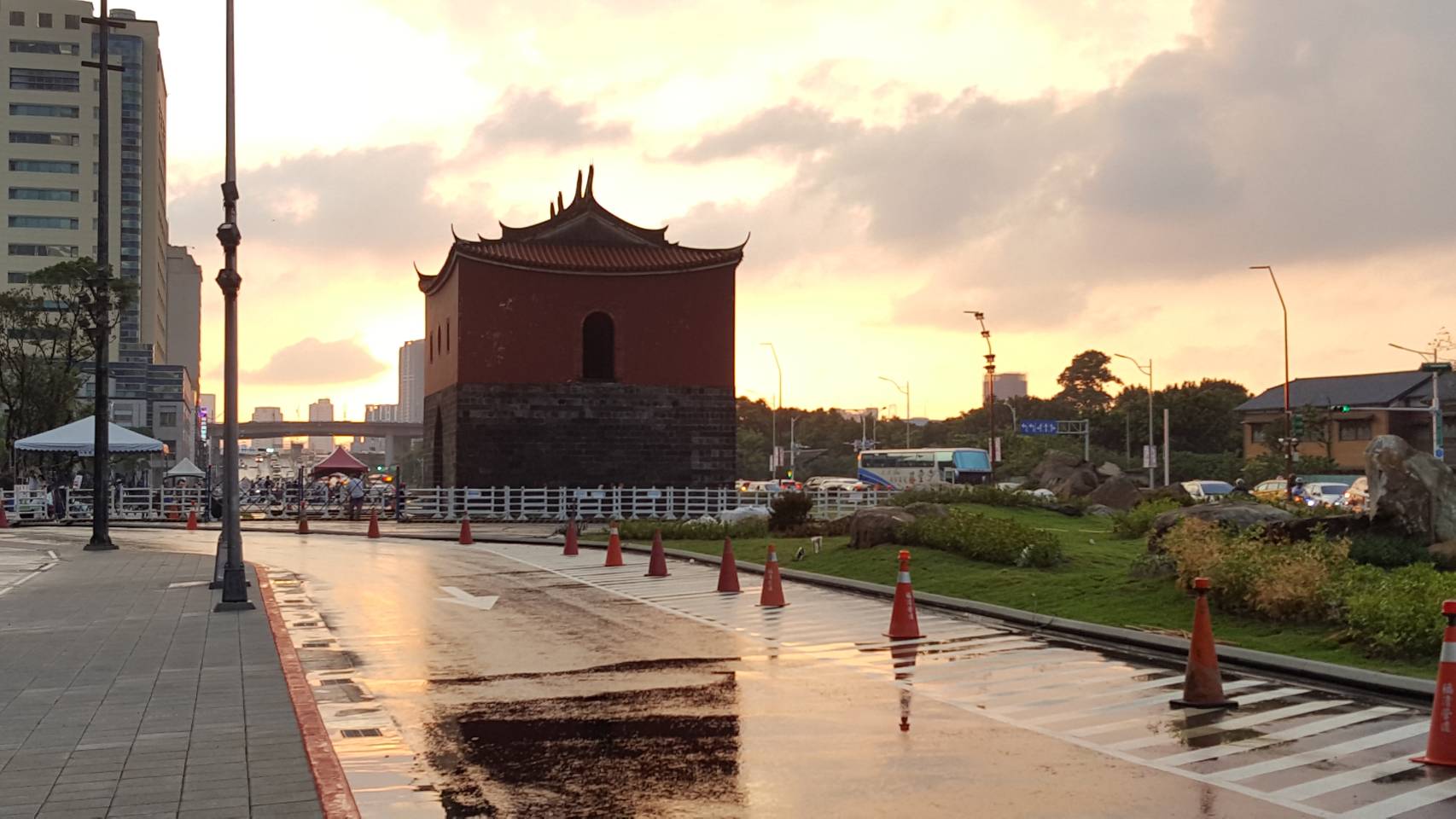 照片6忠孝西路南側遠觀北門及廣場景觀造景