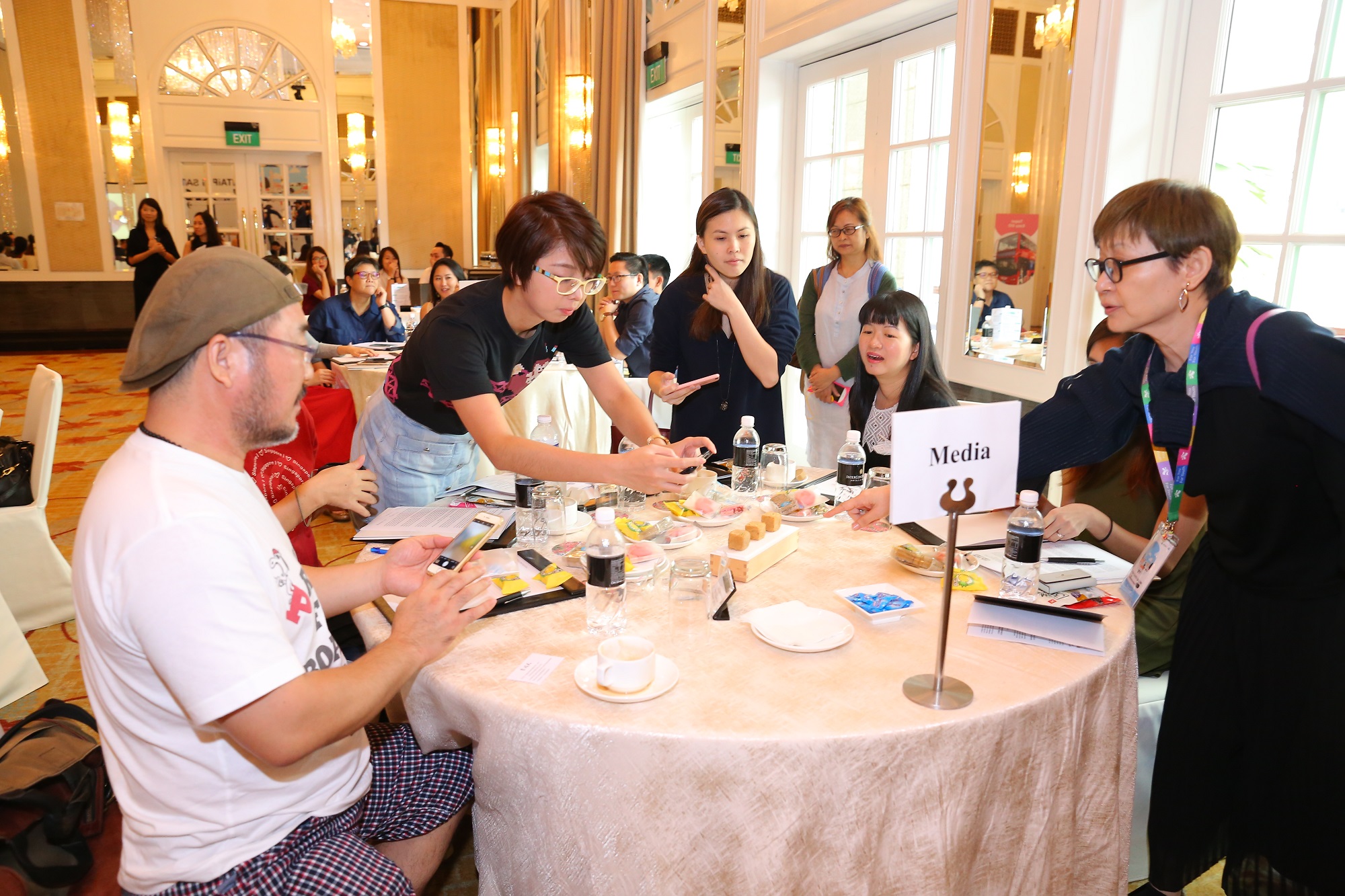 Restaurant Andre及RAW的江振誠主廚特別製作鳳梨酥與新加坡媒體分享，吸引媒體關注