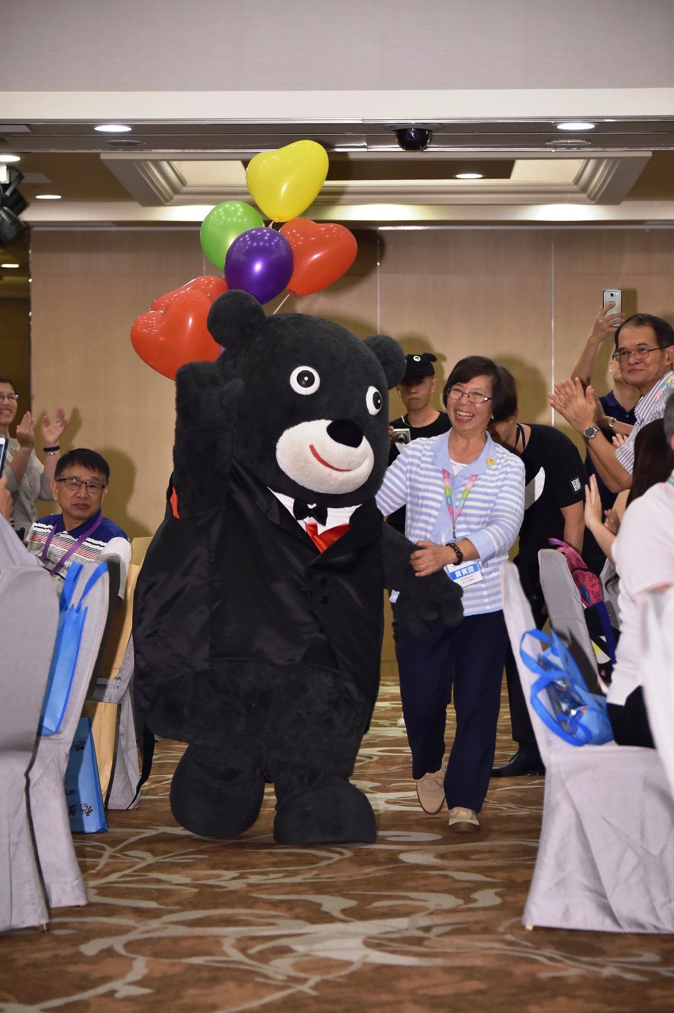 世大運執行長蘇麗瓊牽著燕尾服熊讚帥氣登場，吸引現場所有目光！