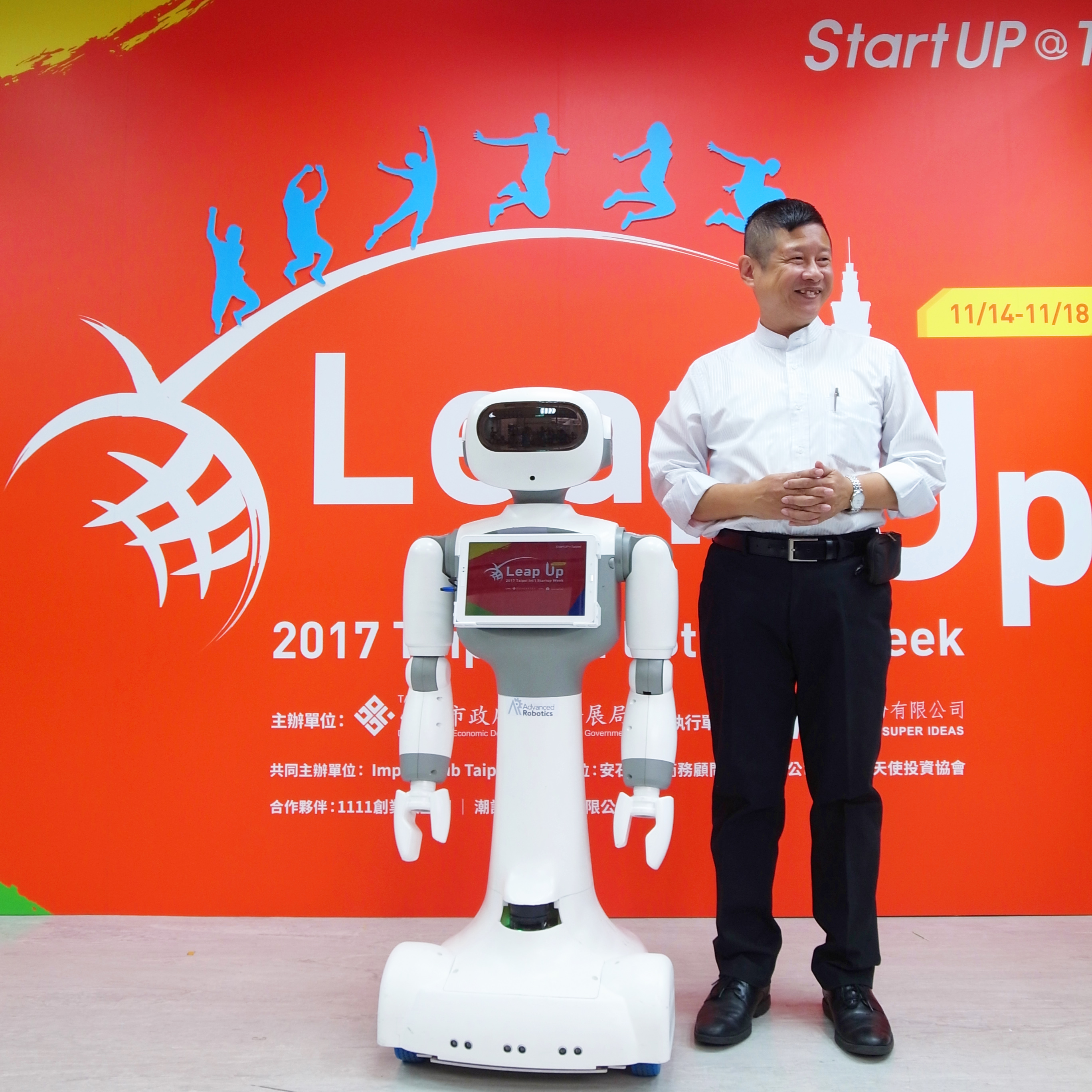 圖2、北市產業局林崇傑局長與宜睿科技有限公司 AI 機器人相見歡。
