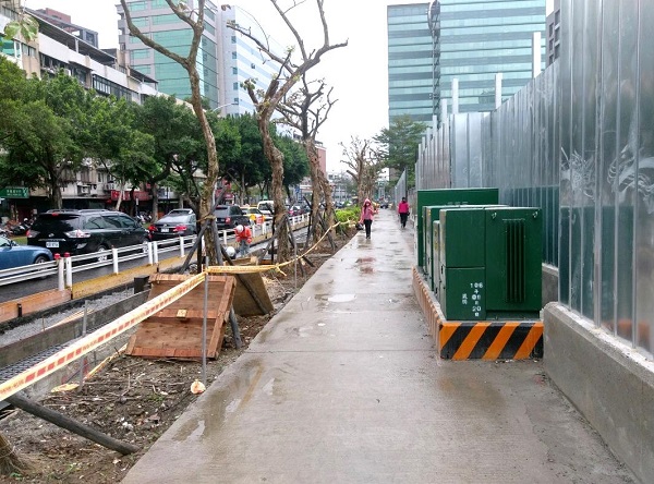 第1階段設置簡易鋪面人行道第2階段路樹、電箱遷移及孔蓋下地