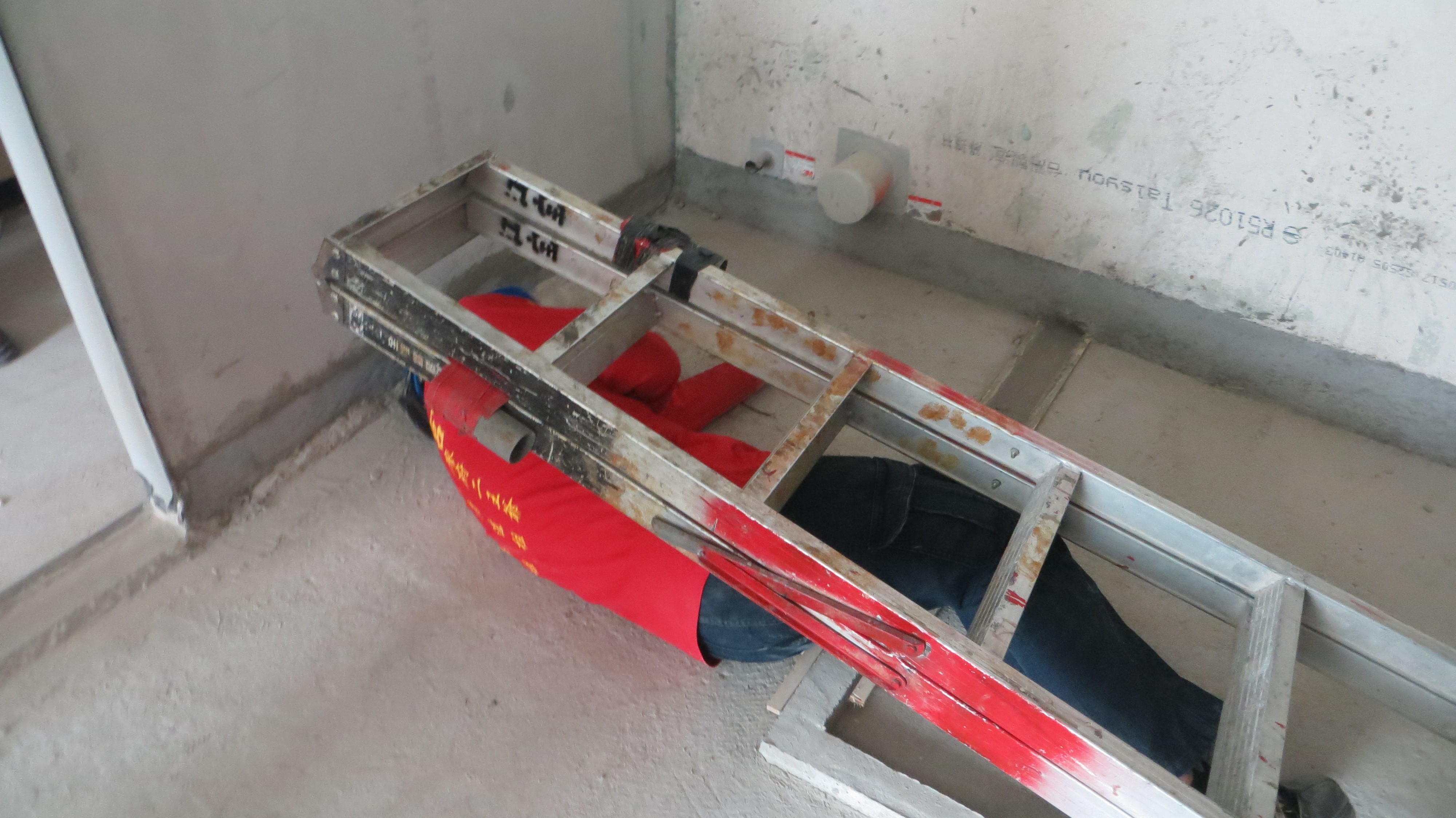 臺北市職能發展學院-[北市府]最新消息-使用合梯作業，梯腳間硬質繫材應扣牢並應正確戴好安全帽