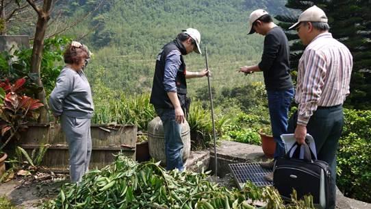 市府檢查小組量測是否有淤砂未清