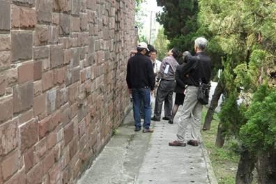 市府人員會同專業技師檢查擋土牆及排水溝