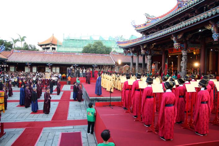 臺北市100年紀念大成至聖先師孔子誕辰2561週年釋奠典禮_高讚賢攝_孔廟大成殿