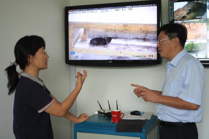 余珍芳和劉公島姑作人員討論中