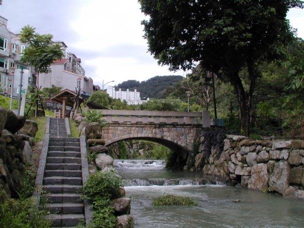 親水文學步道小坑溪過溪石橋及護岸景觀