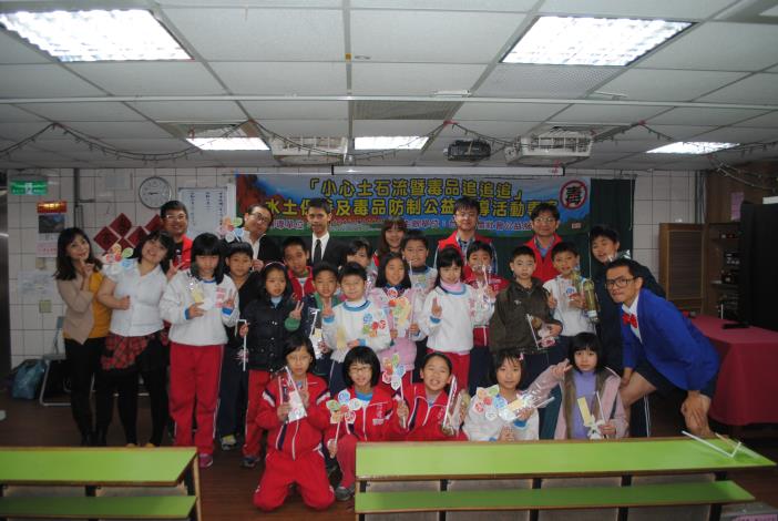 與興德國小學童合照留念