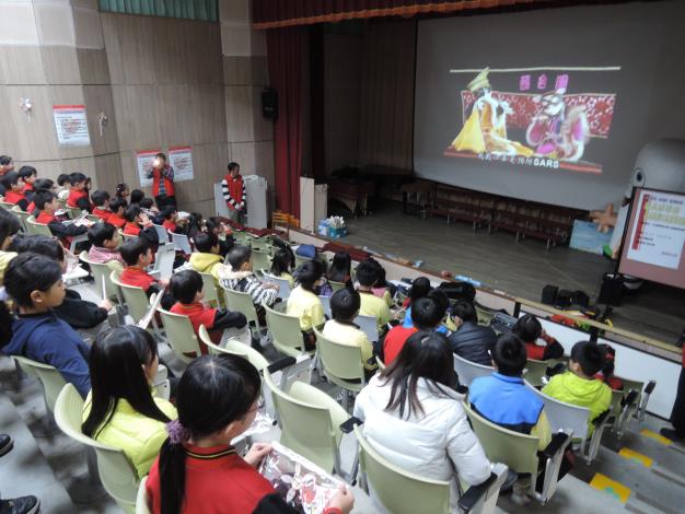 萬福國小學童觀看土石流宣導短片「阿忠布袋戲-認識土石流」