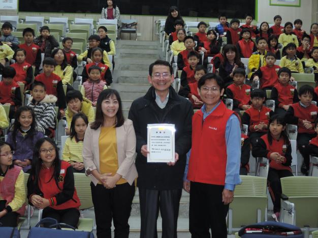 校長郭添財代表頒發感謝狀臺北市政府工務局大地工程處及台灣關懷社會公益服務協會