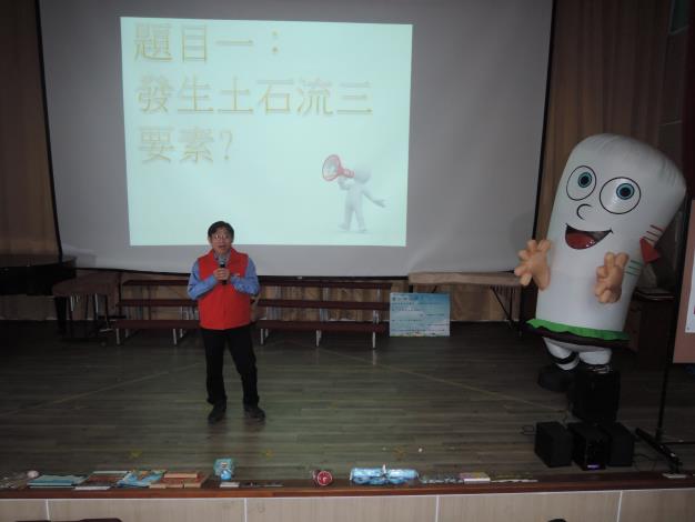 大地工程處黃科長與雨量筒寶寶萬福國小現場說明情形