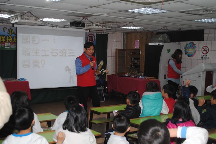 大地工程處土石流防治科黃科長興德國小現場說明情形