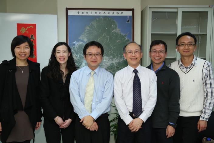 本處黃立遠處長(左3)與香港土力工程處彭沛來副處長(左4)帶領4位高級土力工程師合影