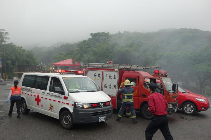 103年內湖區土石流疏散避難演練消防隊出動消防車及救護車