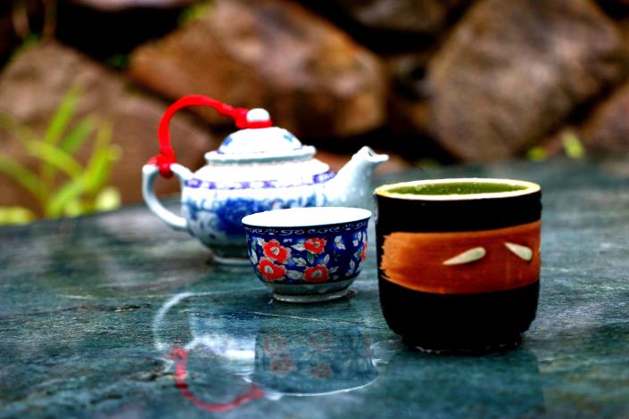 在禪意溪畔空間品嘗茶道