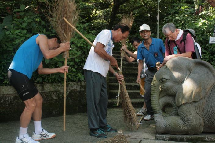 志工們開心組裝新掃把