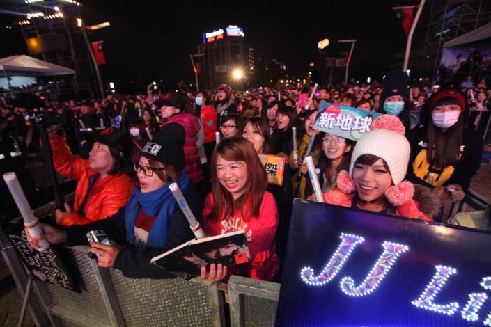 臺北最High新年城-2015跨年晚會_高讚賢攝_市府前廣場