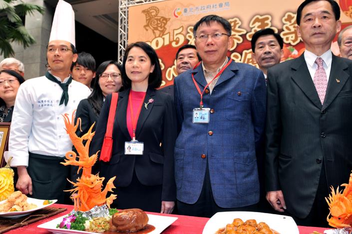柯市長出席2015溫馨年菜愛心快遞活動記者會4
