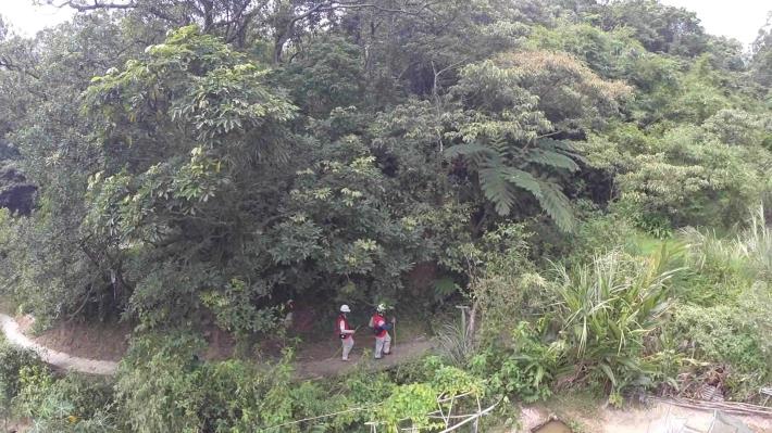 步道上的巡勘技師