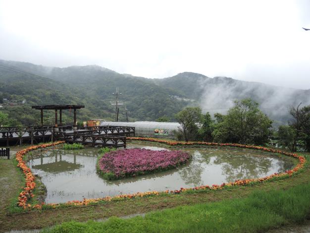 照片6  雨後的同心池，輝映著遠方山嵐美景