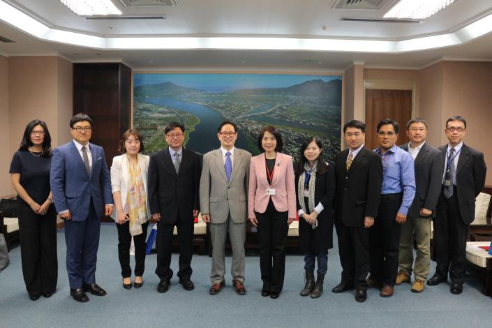 臺北市副市長周麗芳（左6）與京畿道副知事朴洙瑩（左5）與等合影留念