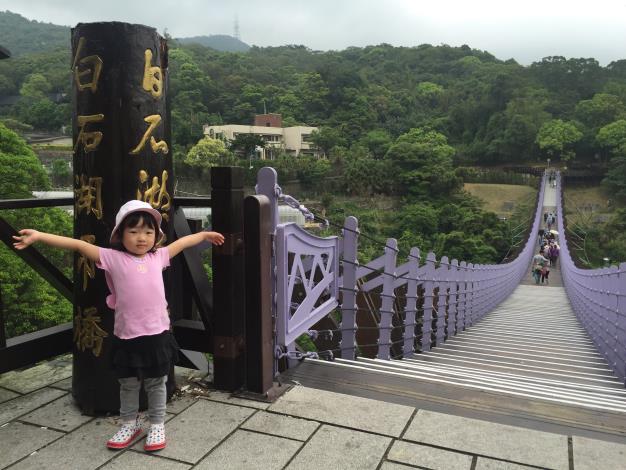 孩童歡喜悠遊白石湖吊橋