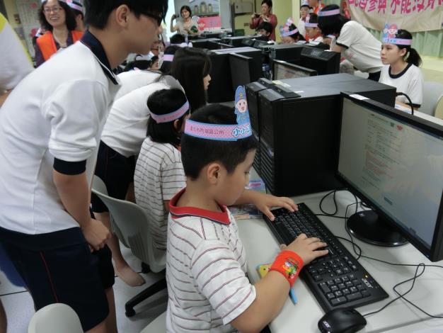 小朋友實際操作i-voting投票