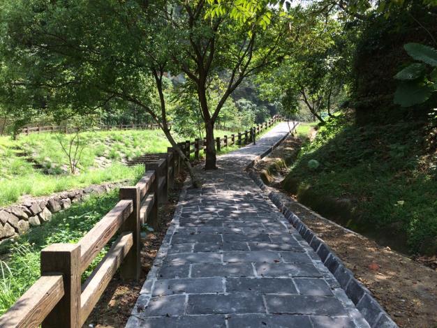 「信義區松山路650巷豹山溪畔綠地復育工程」-步道一景