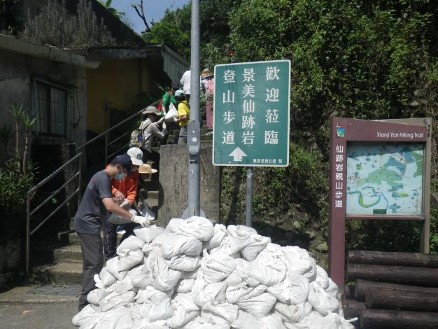 人工接駁方式搬運材料