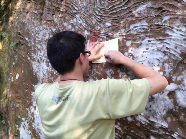 拓染岩石的印記