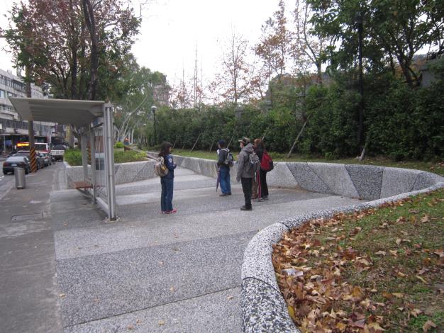 集合點海巡署公車站旁帶狀公園