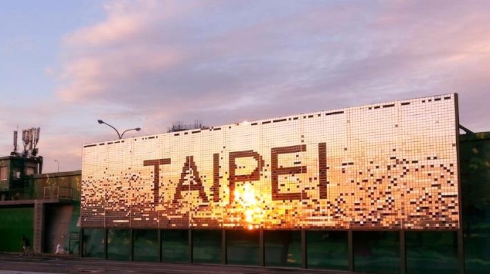 「風動景觀牆」傍晚時金色燦爛