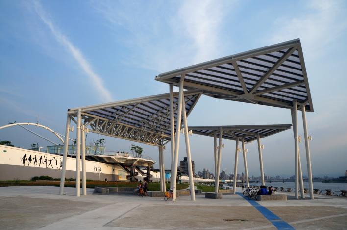 飛機造型棚架休憩區，讓大小朋友歇歇腿