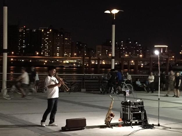 周末夜的大稻埕碼頭很浪漫