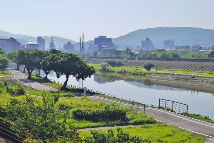 雙溪水岸自行車道沿途景致宜人，是網路票選「雙北十大最美河濱自行車道」。