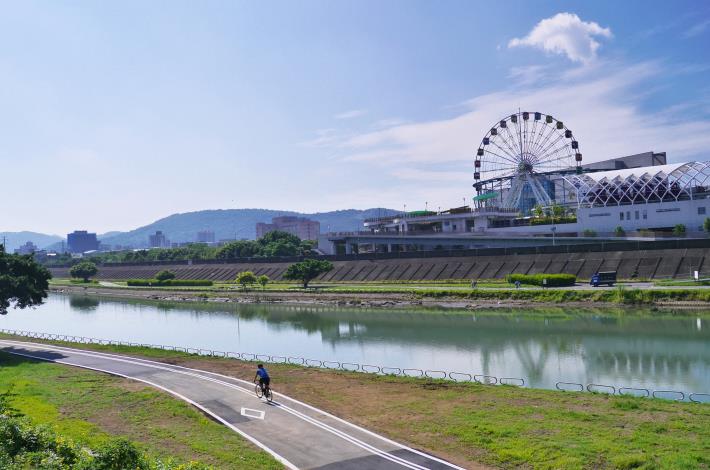 雙溪河濱公園鄰近兒童新樂園，可規劃一日小旅行輕鬆遊台北
