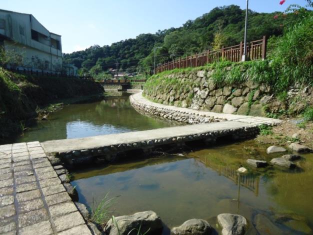 低水護岸步道