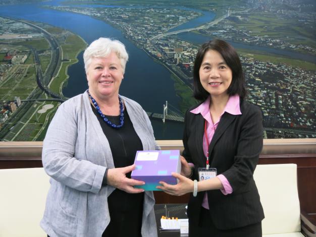 周麗芳副市長(右)致贈禮物予澳洲首都特區坎培拉議會議長Ms Vicki Dunne (左)