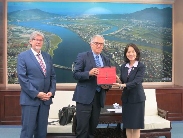 周麗芳副市長致贈禮物予瑞士日內瓦邦鋂棟、榮羅曼普達拉議員