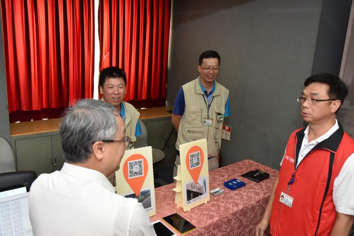 大地工程處吳明聖總工程司及巡查員鍾景雄、張仁棋說明打卡智慧巡查(QR Code)執行情形