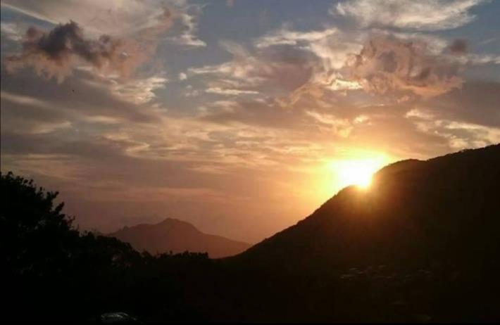 觀景晚霞平臺-夕陽沒入山巒美景