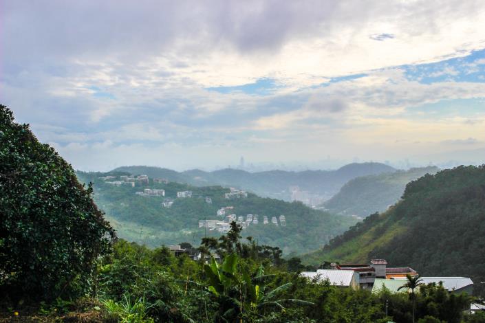 百年古圳觀景平臺遠挑的美景