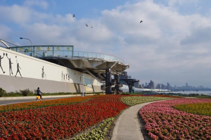 迪化運動公園跨堤景觀平台，約有約2層樓高，擁有絕佳視野